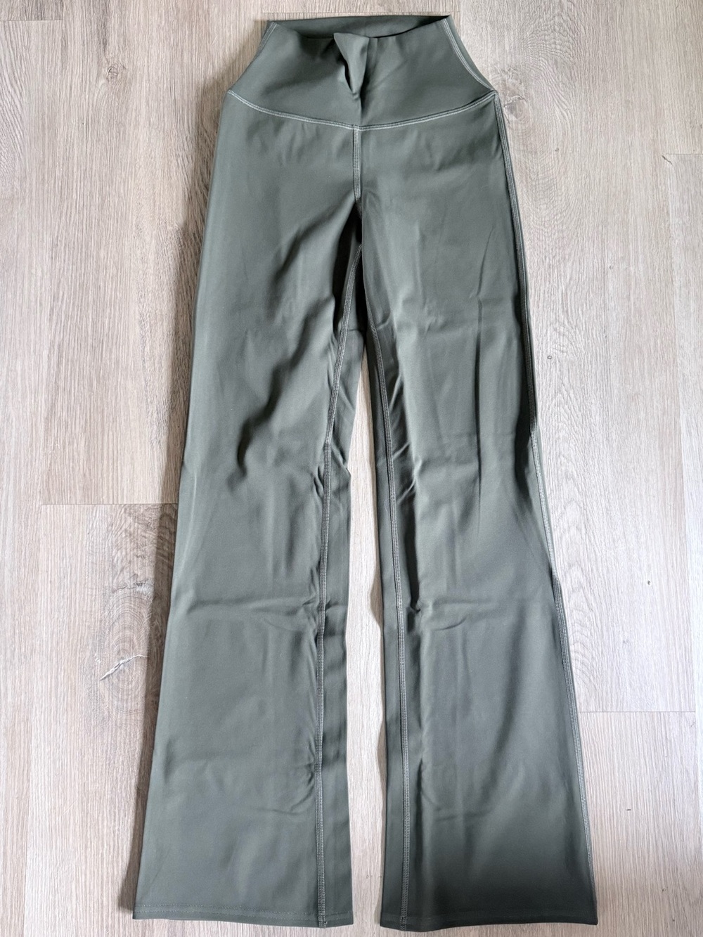 alo - softsculpt flare leggings - olive